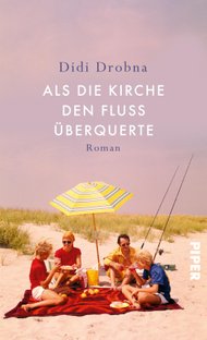 Buchcover von "Als die Kirche den Fluss überquerte" von Didi Drobna: Eine idyllisch aussehende Familie sitzt auf einer Picknickdecke am Strand