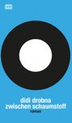 Buchcover von "Zwischen Schaumstoff" von Didi Drobna: ein weiÃŸer Kreis, umschlossen von einem schwarzen Rand auf blauem Hintergrund