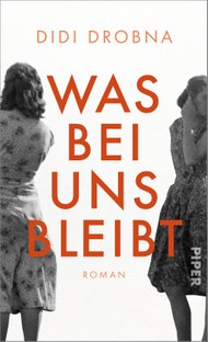 Buchcover von "Was bei uns bleibt" von Didi Drobna: zwei abgewandte Frauen in schwarz-weiß